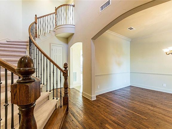 3rd image of 812 Lakeridge Dr