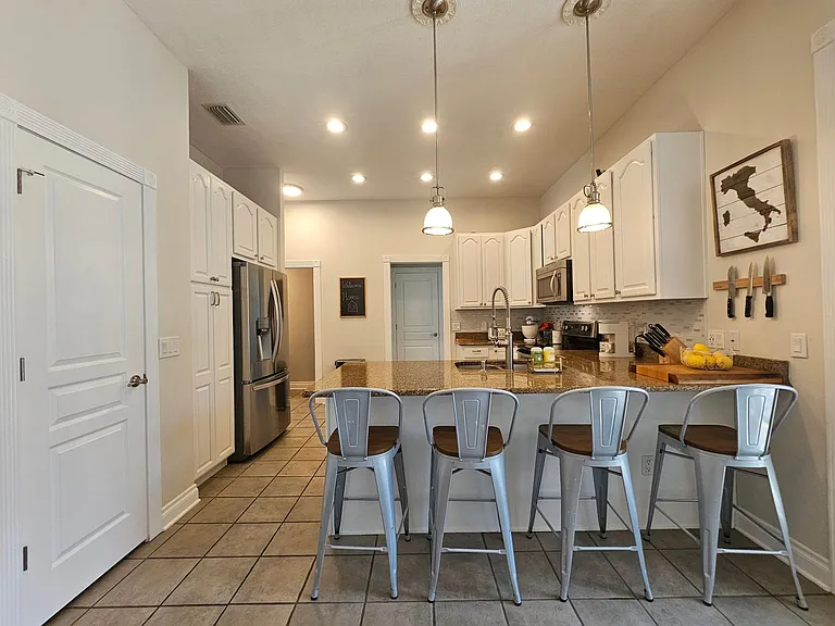 7402 S De Soto St — Photo 16