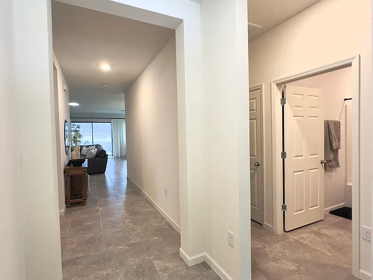 905 Old Country Rd SE — Photo 2