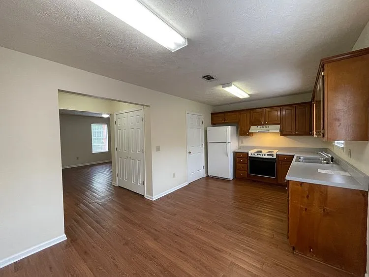 608 University Dr — Photo 6