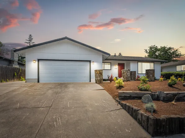 1736 Inverness Dr, Medford, OR 97504