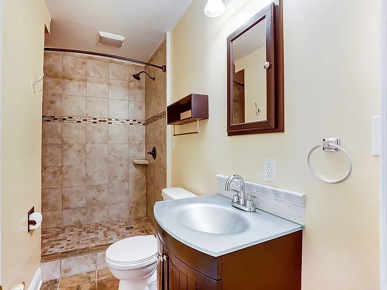 513 Thornton St — Photo 8