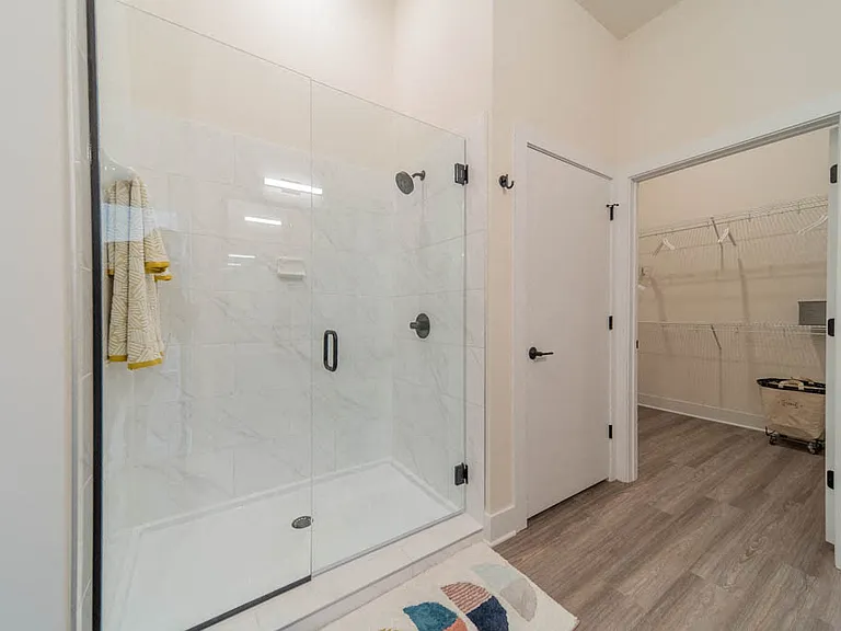 University Hill Apartments (Old) — Photo 8