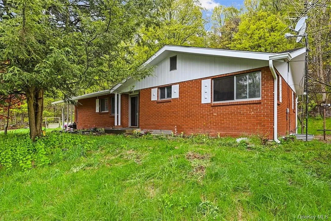 3 bed, 2.0 bath, 2432 sqft, $3,000 — Photo 2