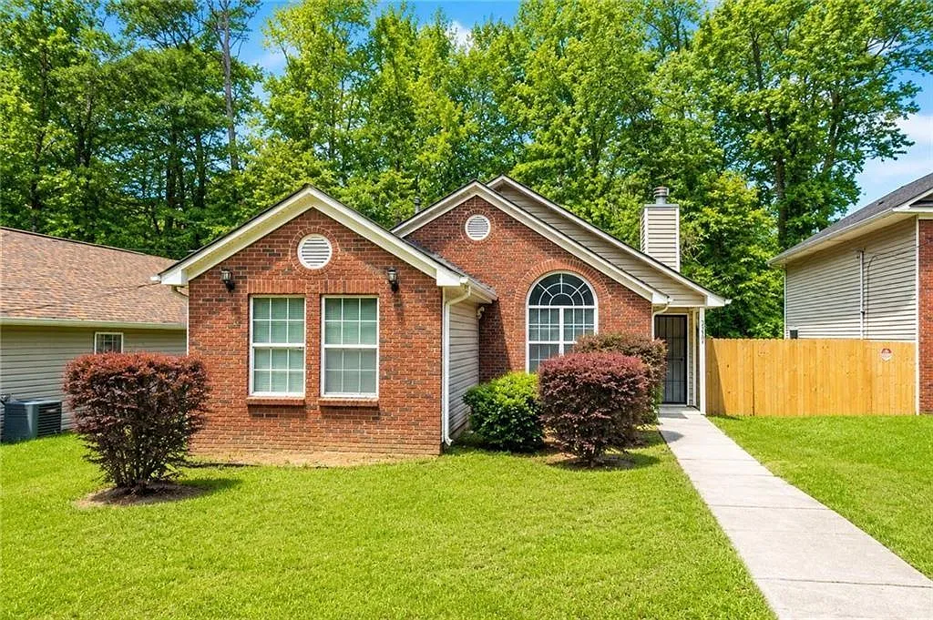 4 bed, 2.0 bath, 1476 sqft, $2,600 — Photo 2