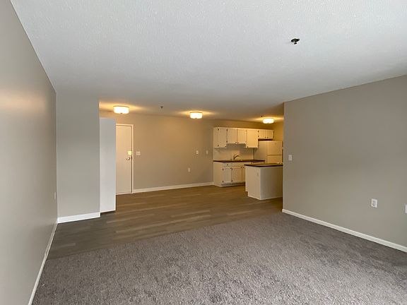 4th image of 208-1068 N Raymond Ave