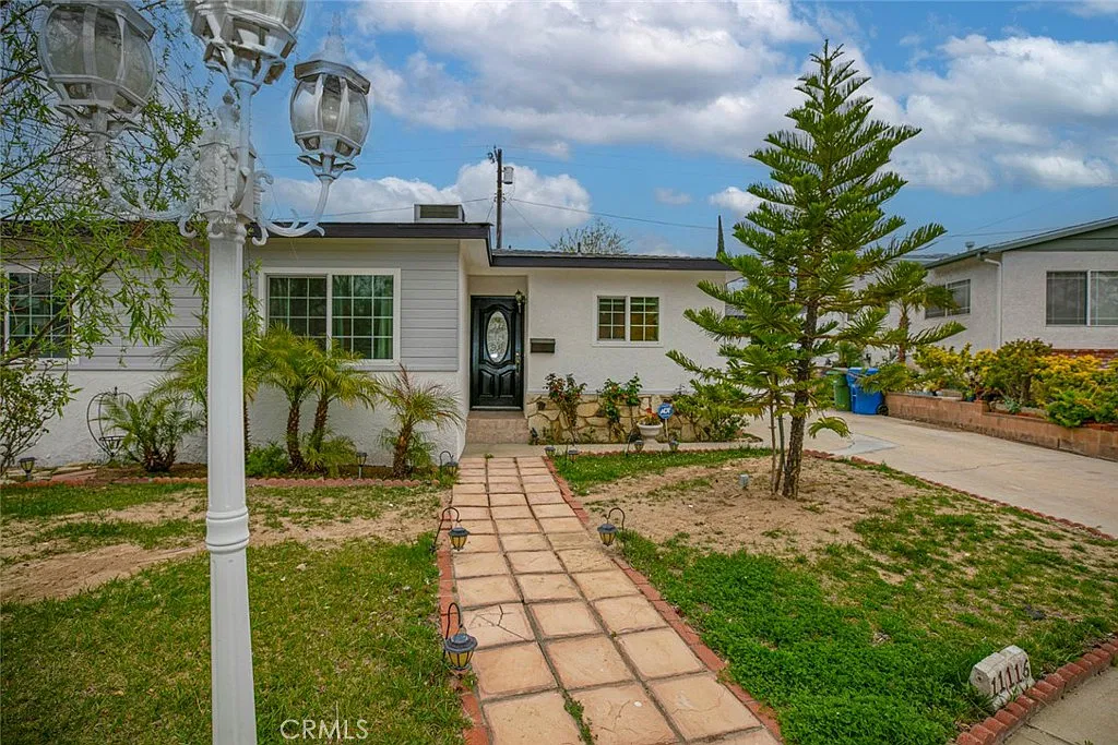 3 bed, 1296 sqft, $4,000 — Photo 1