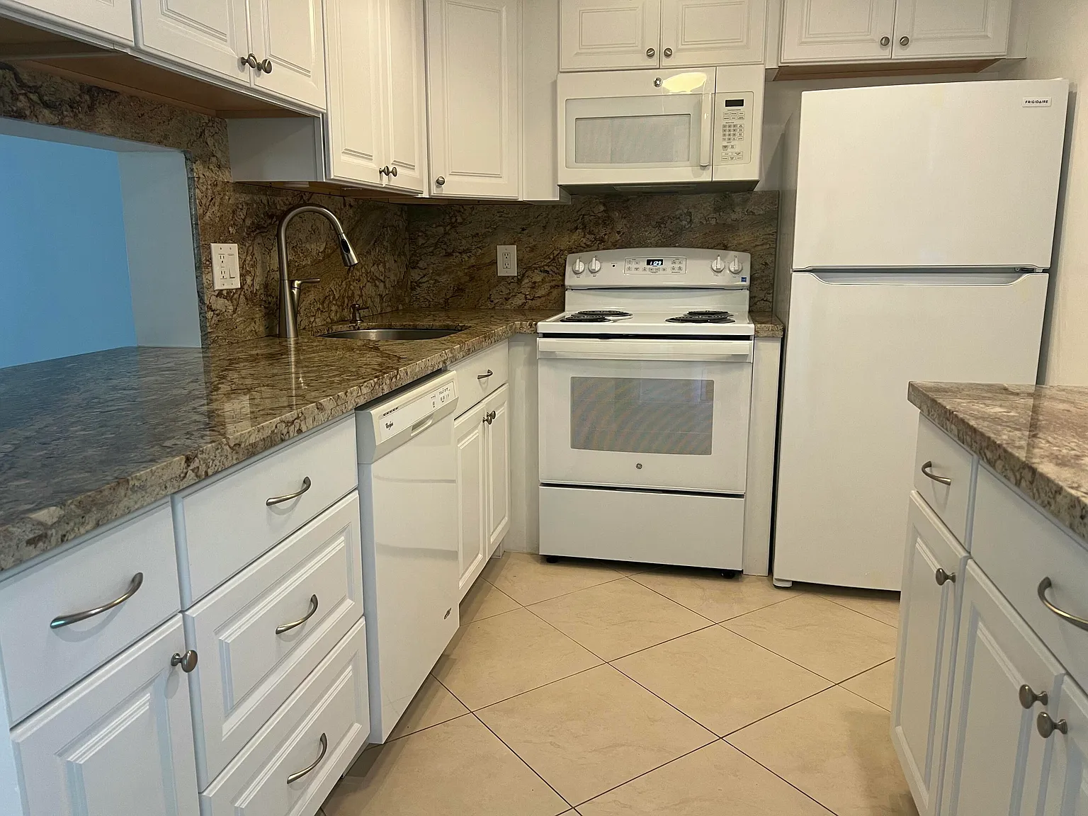 1 bed, 1.5 bath, 758 sqft, $1,590 — Photo 2