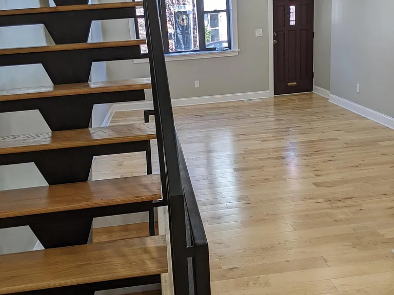 922 Catharine St — Photo 30