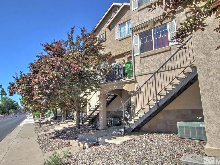 421 Holcomb Ave — Photo 3