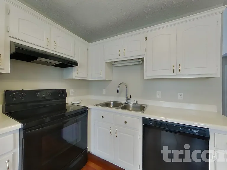 1303 N Hampton Dr — Photo 7