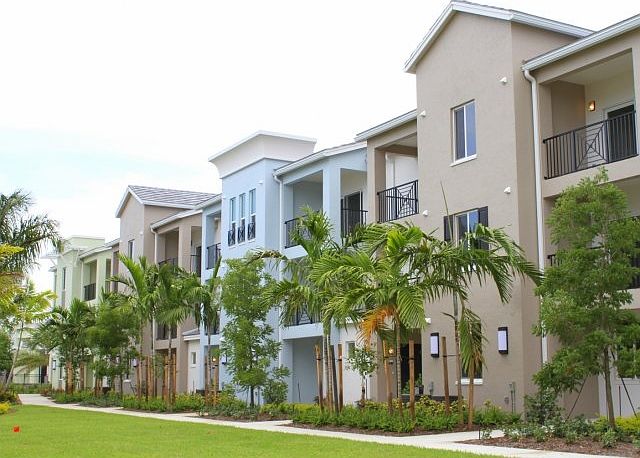 1st image of 320 Franklin Club Dr