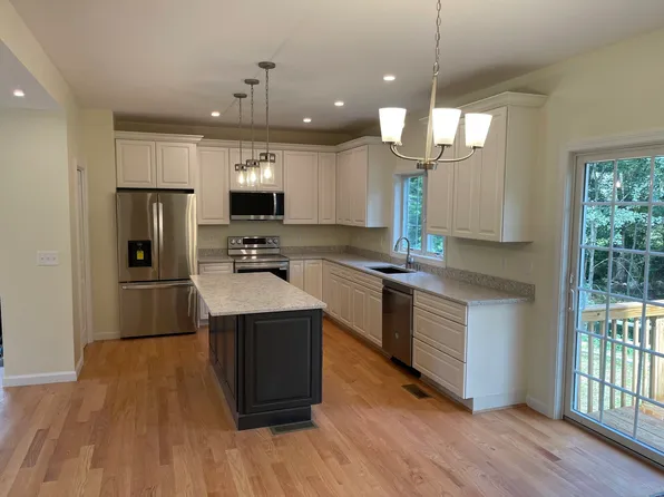 16 Sunniecrest Drive, Waterford, CT 06385