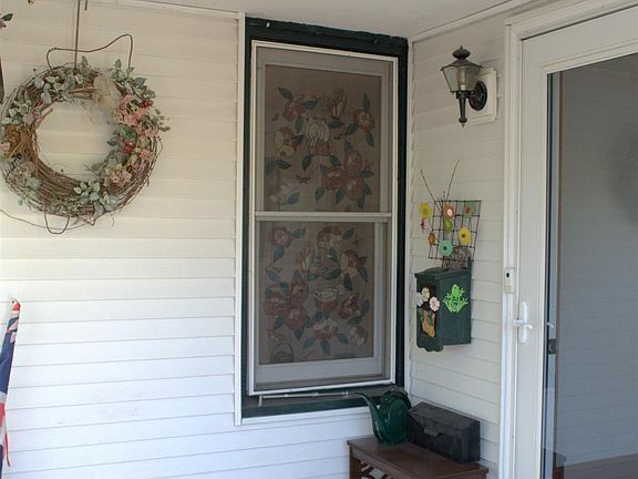 3rd image of 726 N Lincoln Dr