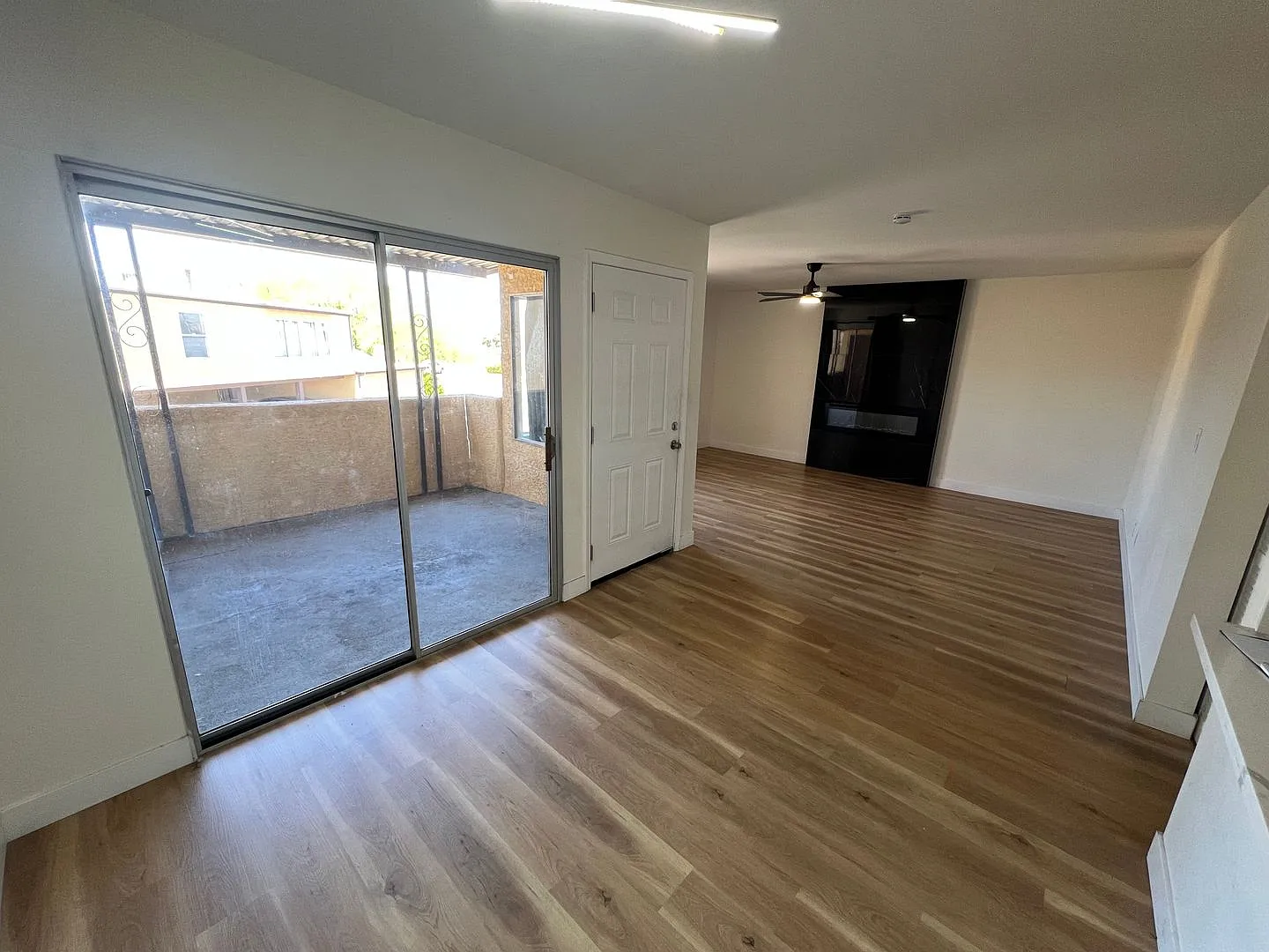 Beautifully Renovated 2 Bedroom Condo Near UNLV with Community Pool — Photo 4