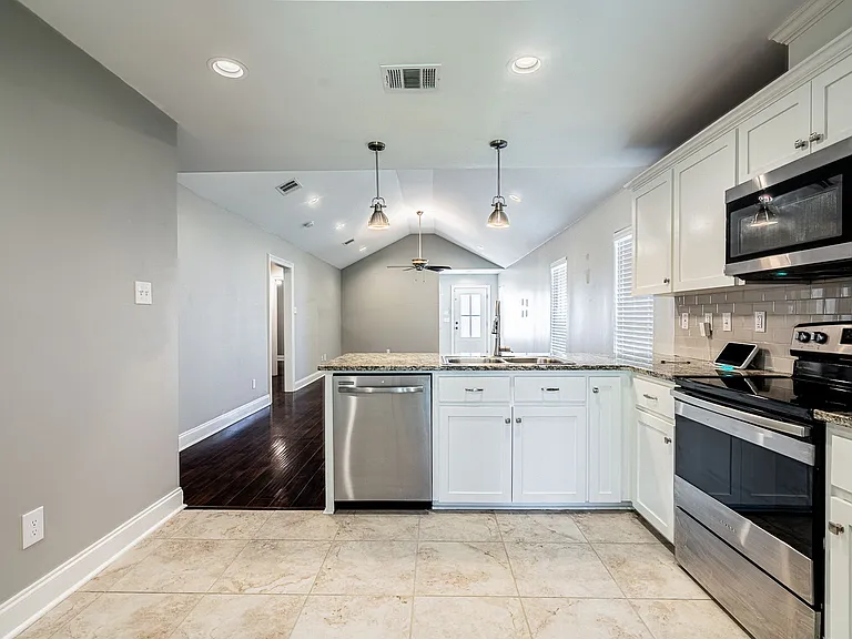 319 Harvest Ln — Photo 4