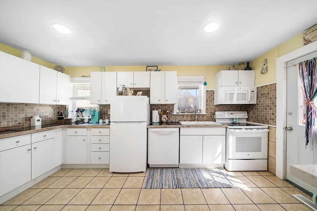 3 bed, 844 sqft, $2,000 — Photo 1
