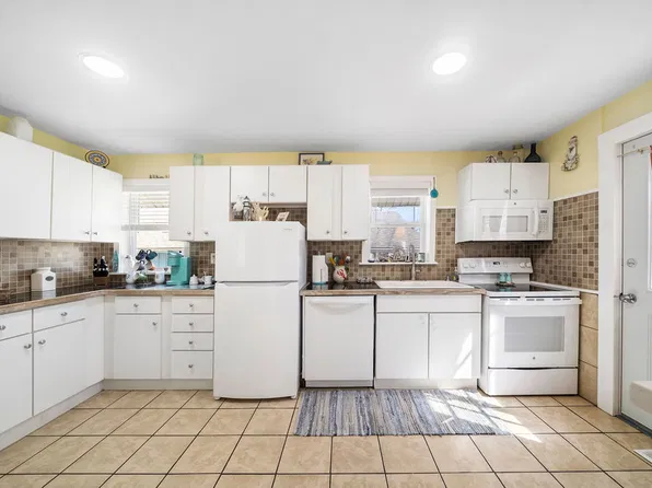 905 Carolina Beach Ave N, Carolina Beach, NC 28428