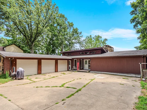 16451 E Lake Shore Dr N, Hope, IN 47246