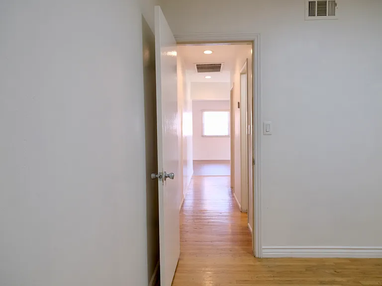 929 N Summer St — Photo 7
