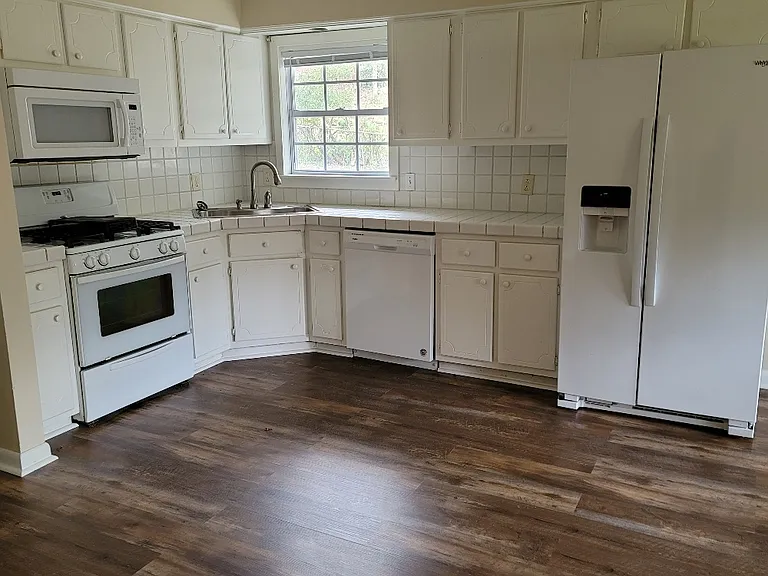 144 Robinhood Cir — Photo 3