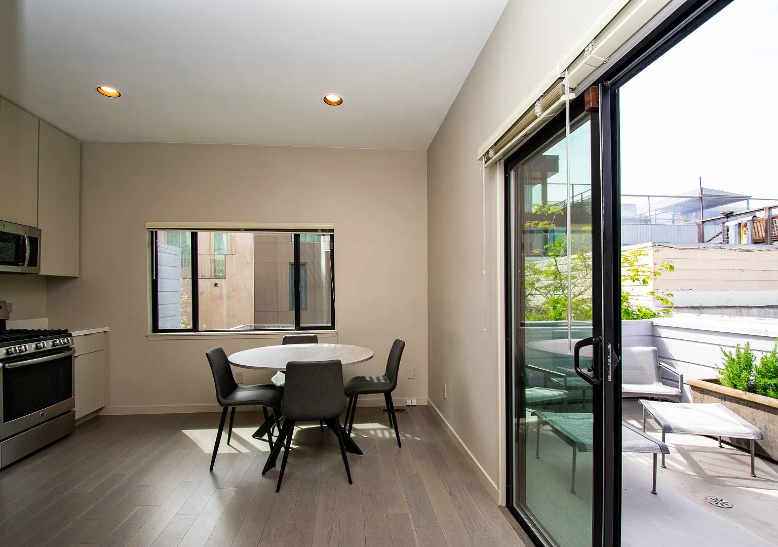 1 bed, 1.0 bath, 700 sqft, $4,995 — Photo 3