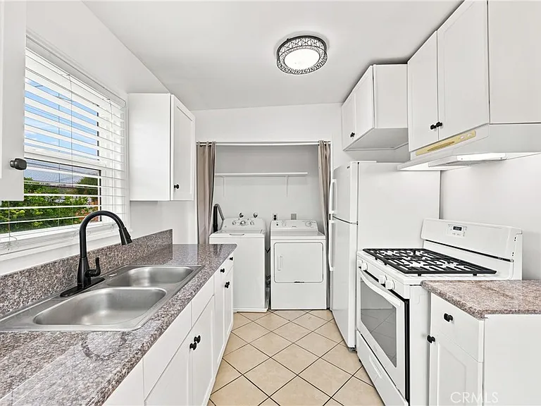 219 W Riggin St #C — Photo 19