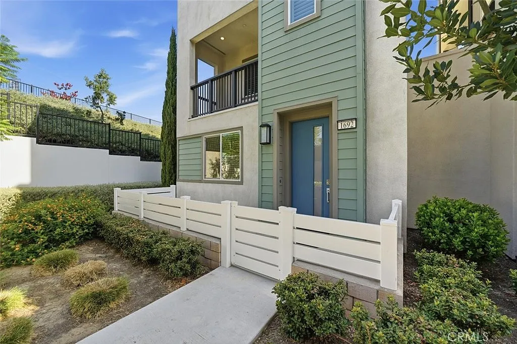 4 bed, 3.5 bath, 1873 sqft, $5,300 — Photo 1