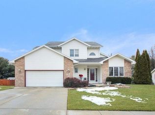 810 Wild Oats Trl, Freeport, IL 61032