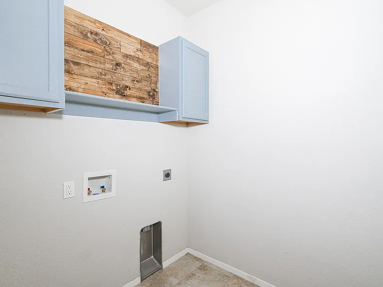 2711 Wyandotte Ave — Photo 7