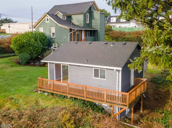 449 SW 10th St, Newport, OR 97365