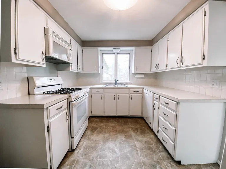 Kitchen (appliances included)