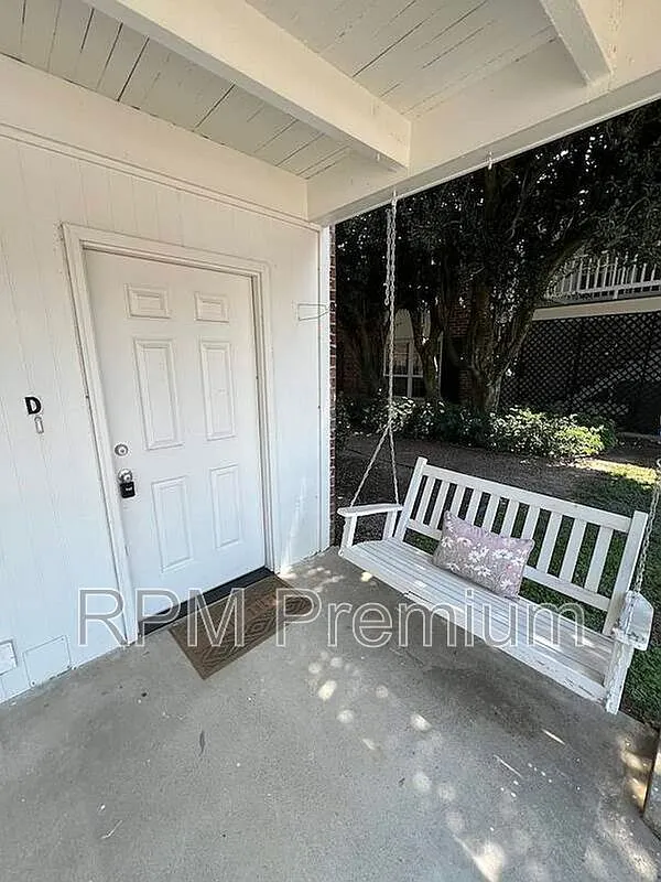 1 bed, 1.0 bath, 930 sqft, $1,200 — Photo 2