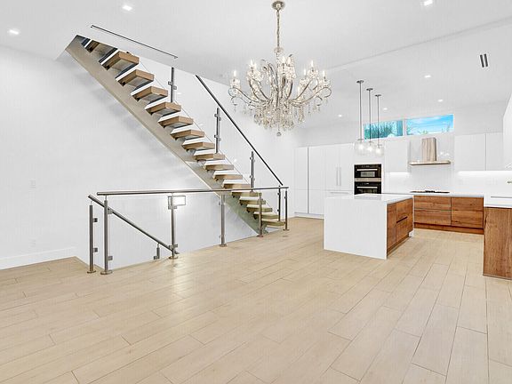 3rd image of 12 SE 10th Avenue