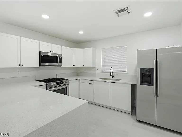 4013 Esmeralda Ave — Photo 2