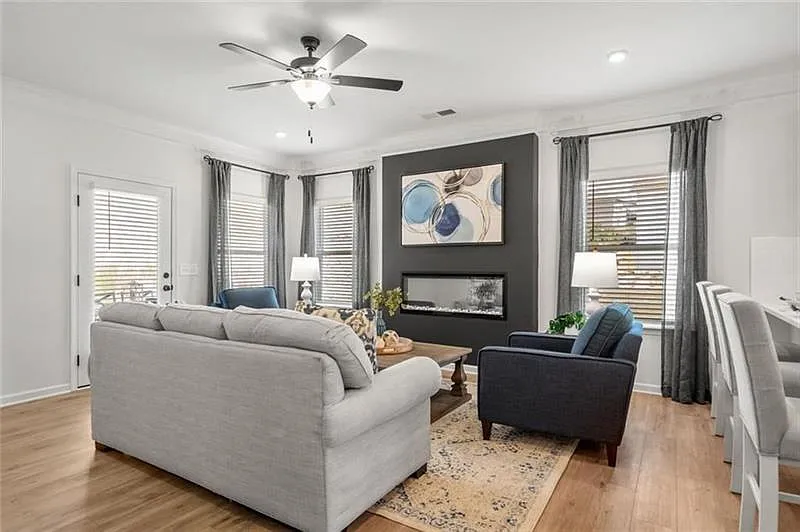3 bed, 2.5 bath, 2231 sqft, $2,300 — Photo 2