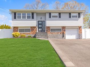 821 Stanley St, West Islip, NY 11795