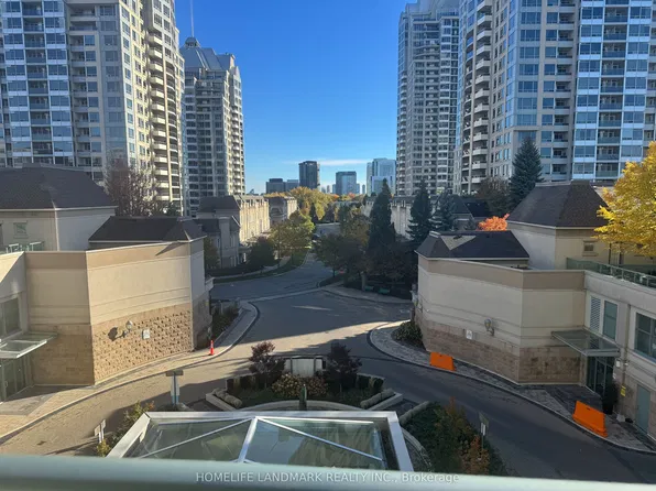 17 Barberry Pl #405, Toronto, ON M2K 3E2