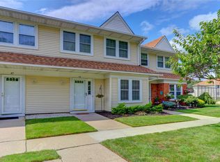 42 Gazebo Ln, Holtsville, NY 11742