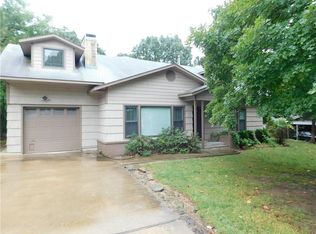 1140 N Waneetah Ave, Fayetteville, AR 72703
