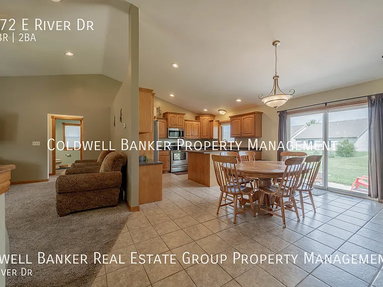772 E River Dr — Photo 3