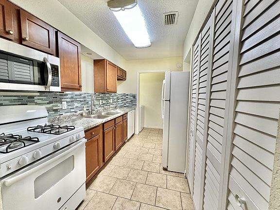 5th image of 1120 NE 24th Ter
