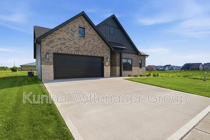 3 bed, 3.0 bath, 2682 sqft, $3,000 — Photo 2