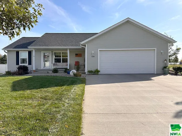 1204 9th Ave NE, Sioux Center, IA 51250