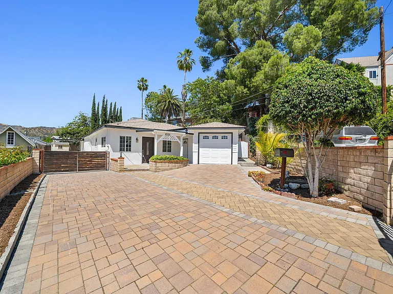 2035 Las Colinas Ave — Photo 10
