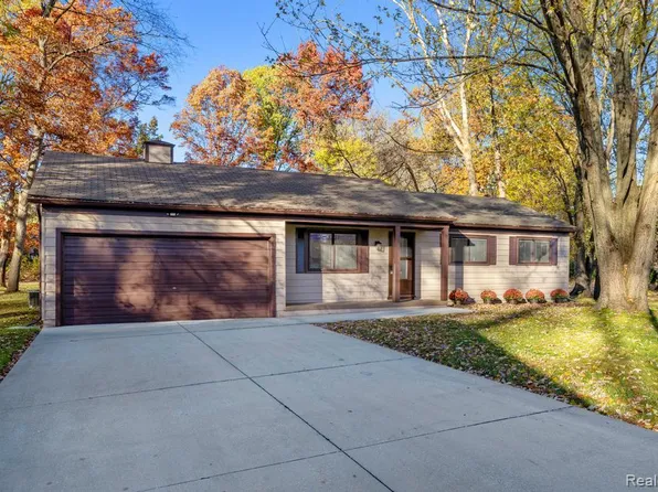 8695 Pacton Dr, Shelby Township, MI 48317