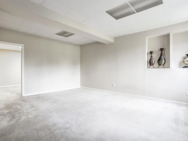 6765 Woodcliff Cir — Photo 33