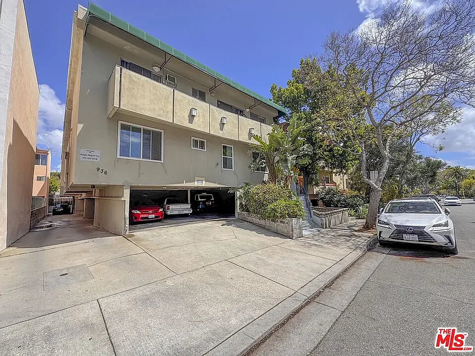 936 N Orange Grove Ave