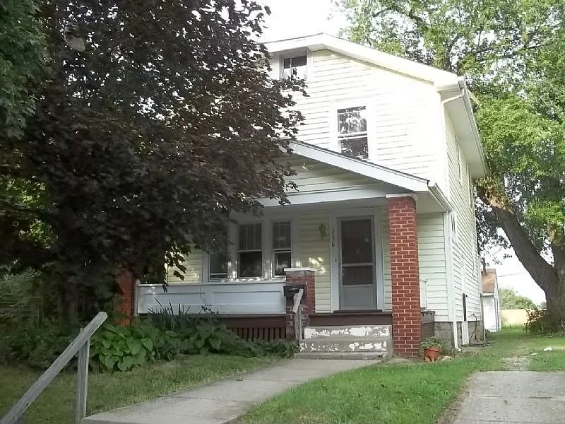 136 Columbian Ave photo 1