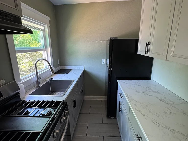 145 W Flora St #E — Photo 8